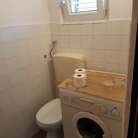 Lili Apartment Vir